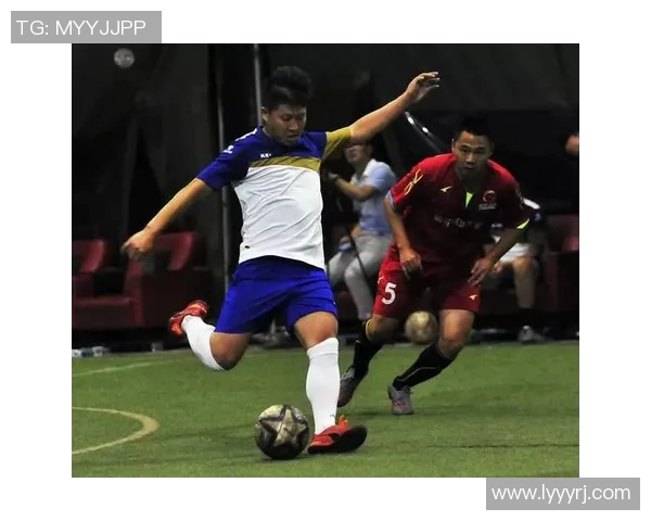 日本足球明星在街头展现风采与球迷互动的精彩瞬间